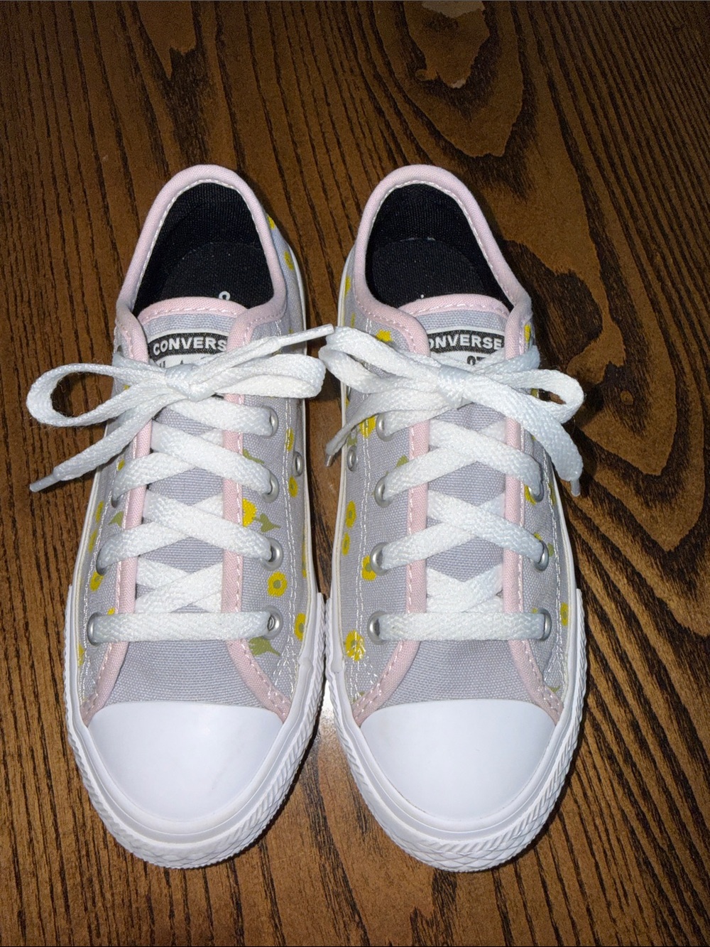Girls Converse - Picture 2 of 5